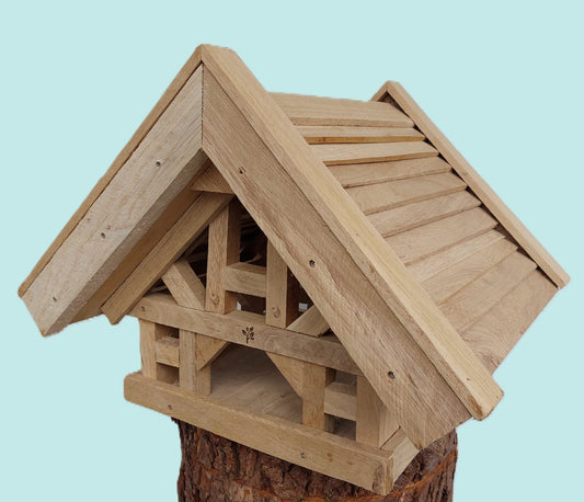 großes Futterhaus aus massiver Eiche